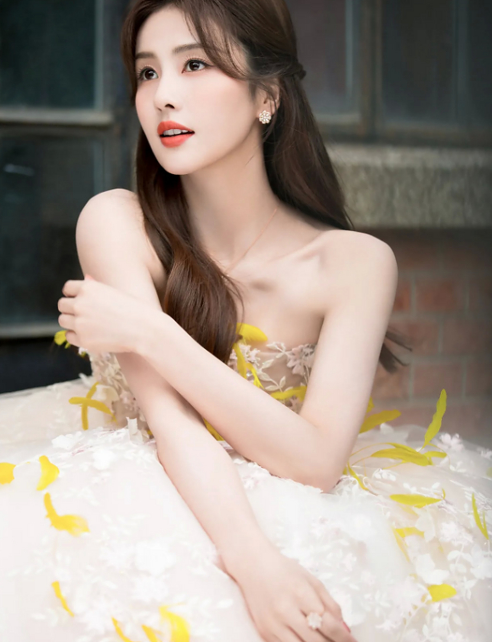 白鹿金羽尽染,熠熠生辉,风动,亦心动…白鹿微博之夜造型,一身米黄色