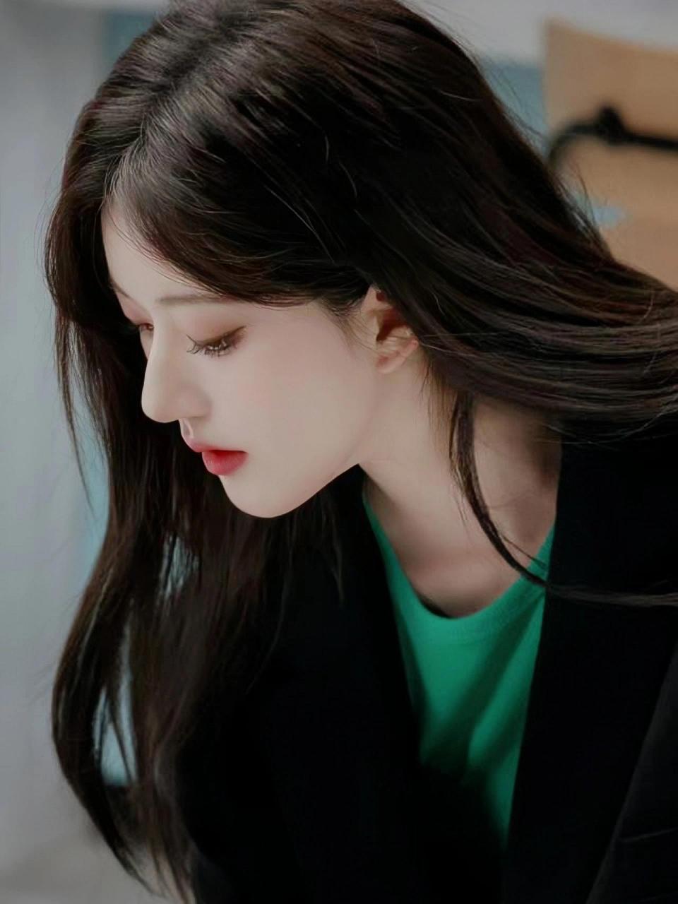 赵露思黑西装外套黑直长发 不得不说露思这组图惊艳到了本可露丽,妆造