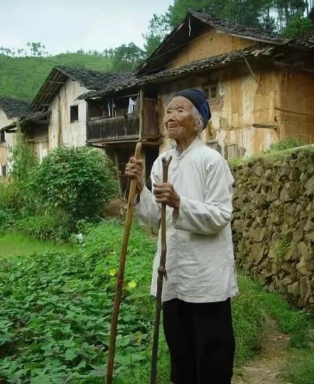 这位年迈的奶奶叫池玉华!