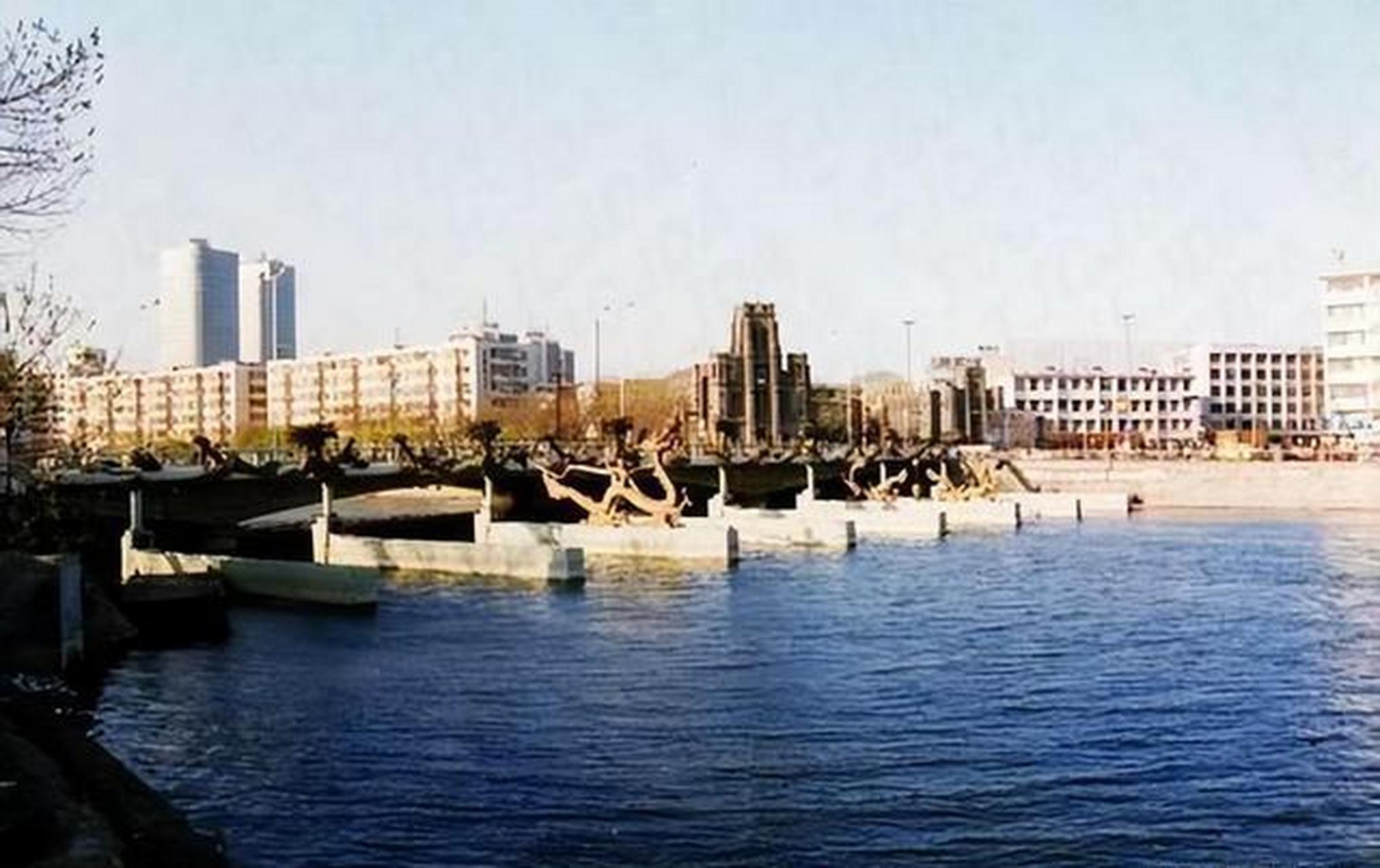 80年代天津老照片:检阅台,国际商场,三毛餐厅,大龙喷水,37路