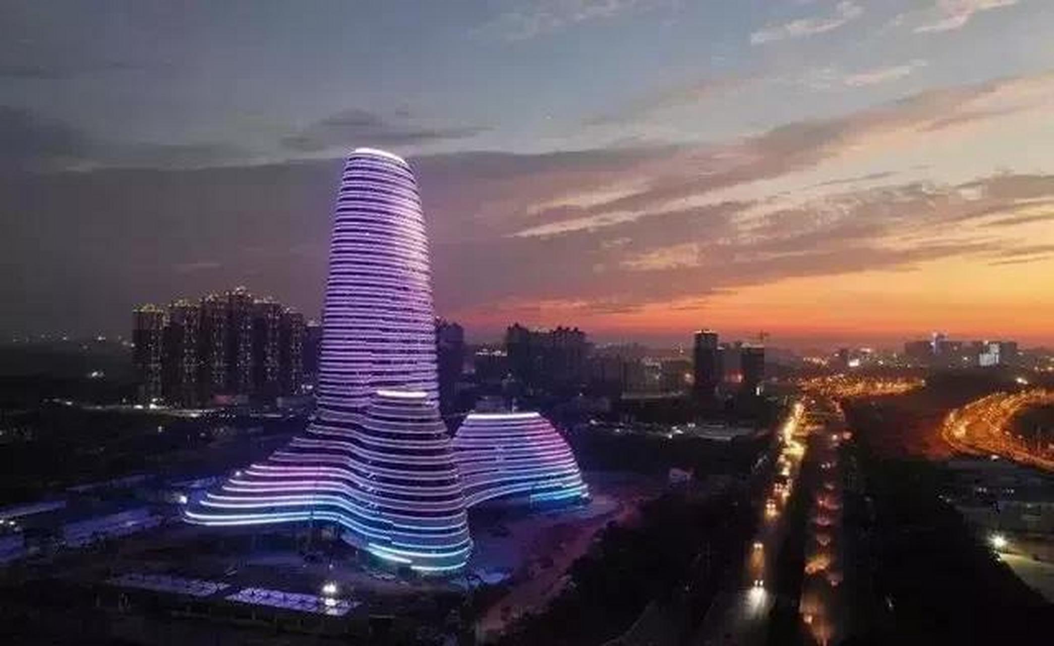 南宁的新地标建筑——广西新媒体中心,这和几年前的北京央视大楼"大