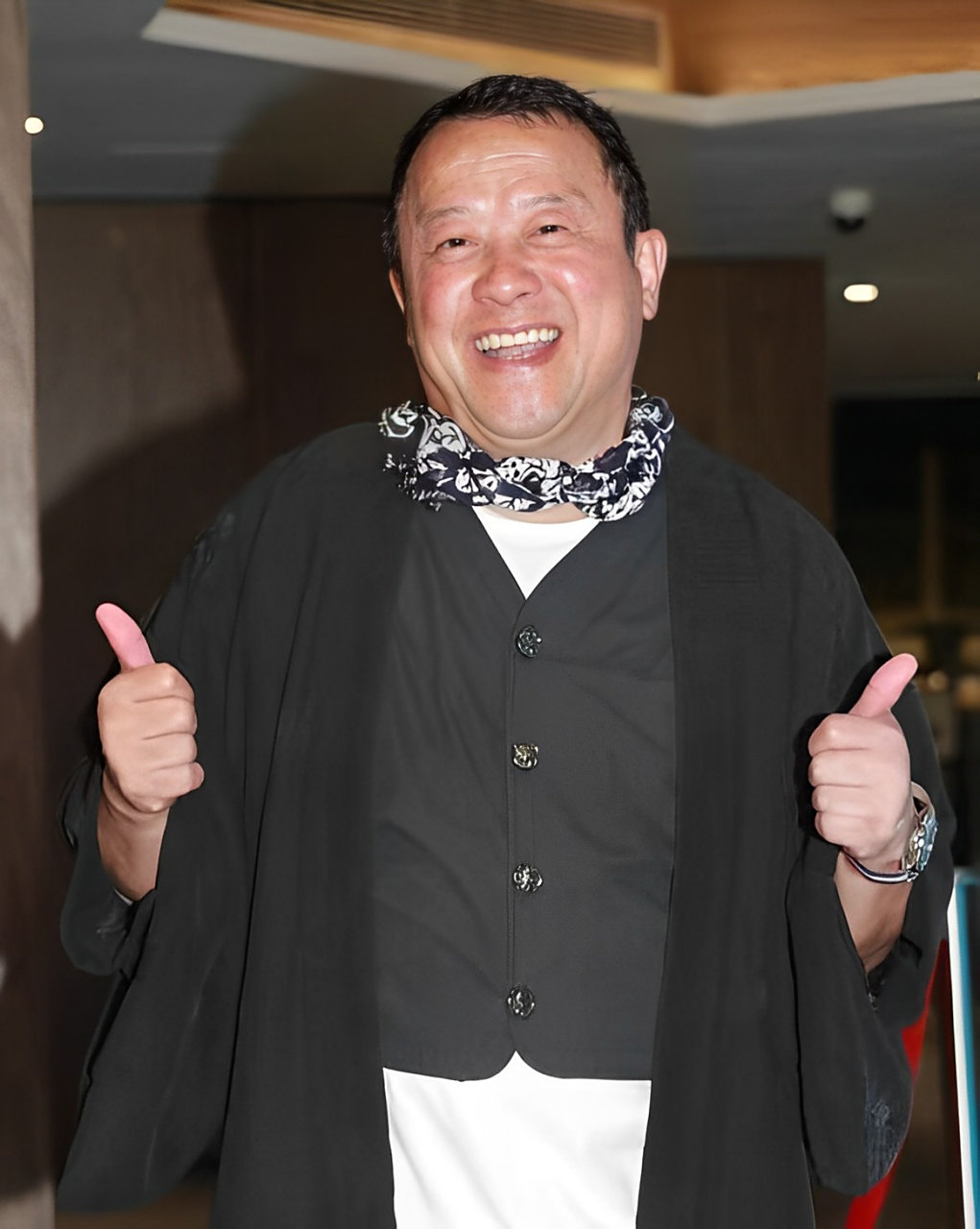 在宴会上,张可惠和苗侨伟亲密接触,曾志伟大骂,她却反问:你老了,不