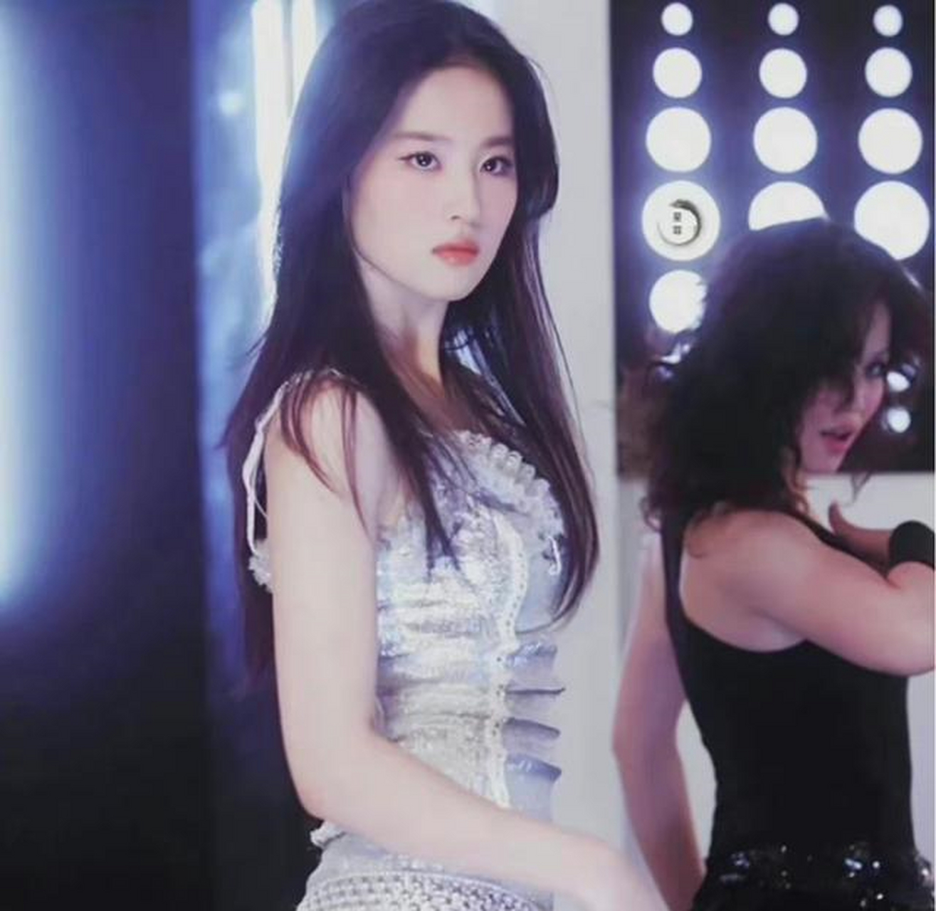 一组18岁的刘亦菲旧照,就算作为"爱豆"也是断层出道的水平吧! [伤心]