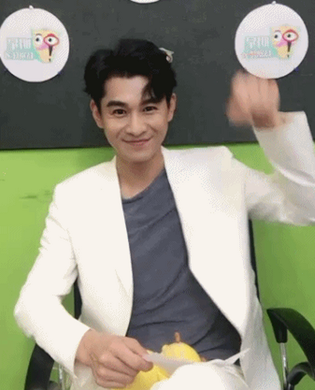 乔振宇gif:跳舞比演戏更具天分.