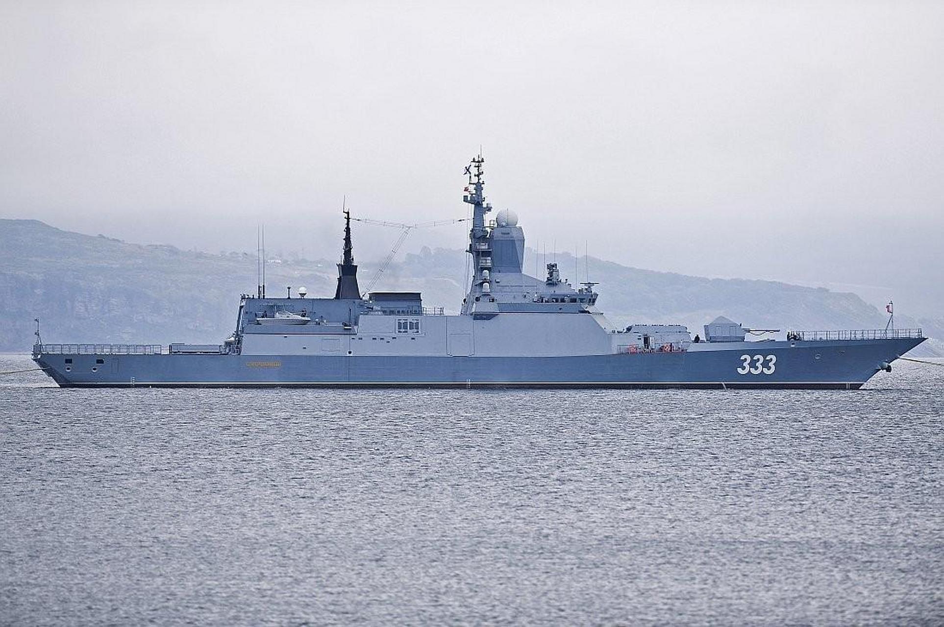 图一 ,俄罗斯太平洋舰队"轰鸣"号和"完美"号护卫舰正在对中国人民解放