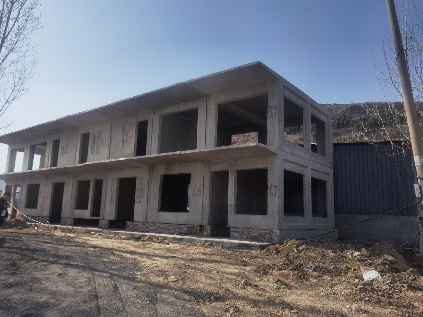 水泥活动房是用了钢结构机上高标号水泥制作的活动板房.