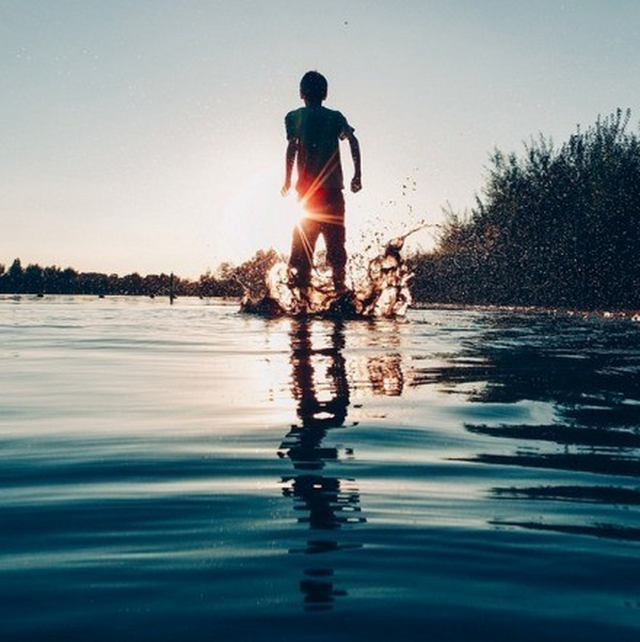 3.人多 太吵 我突然就不想笑了.