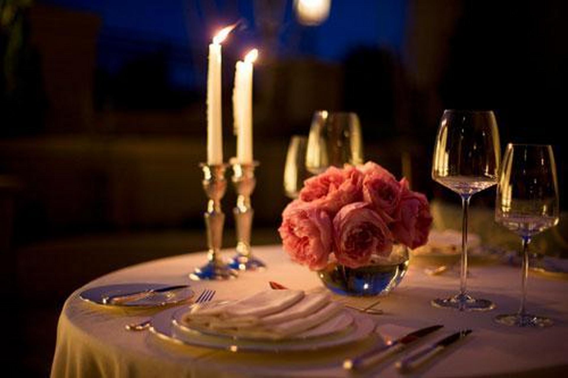 在美国情人节的晚宴,通常比较好的餐馆在1月份就开始接受预订了,据说