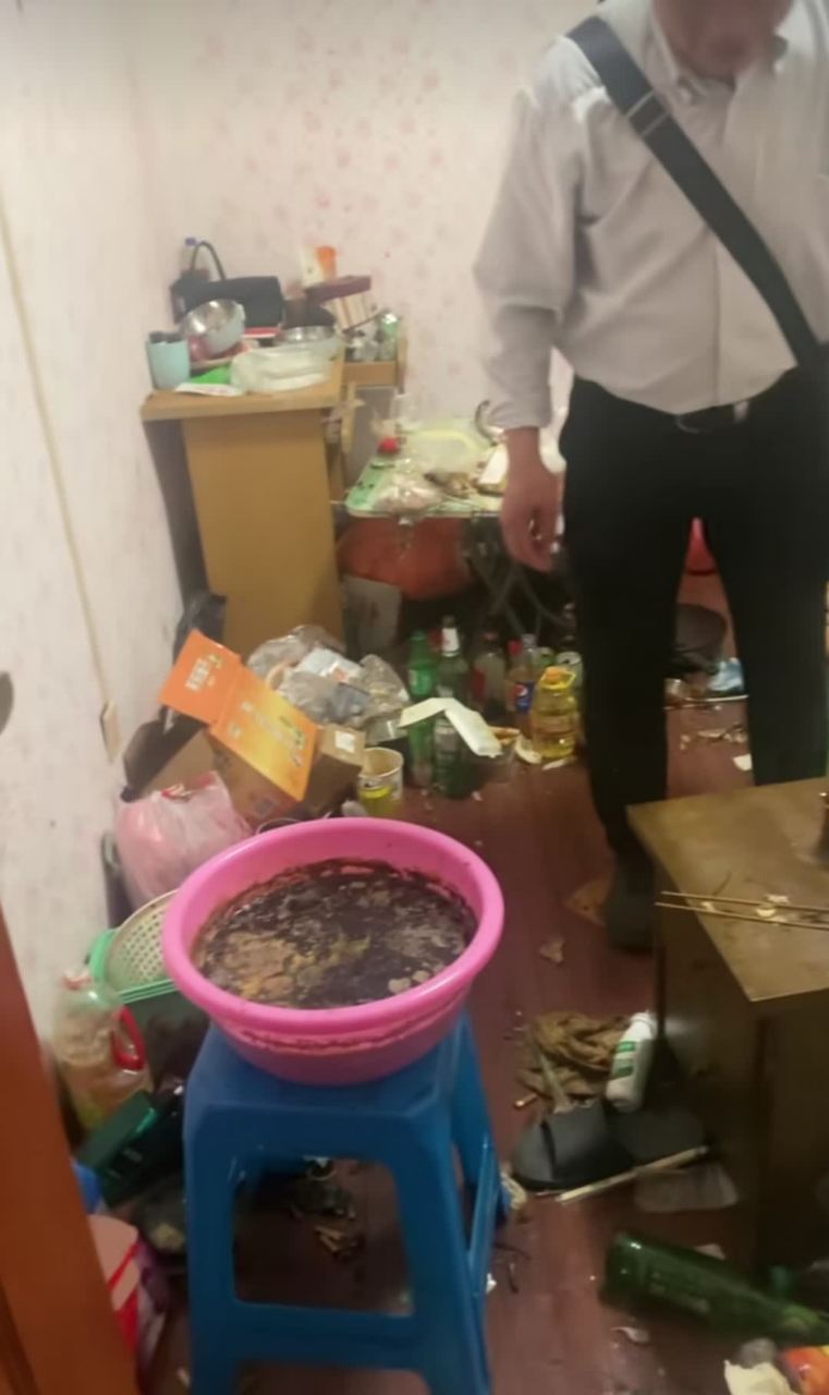 怎么会有这么邋遢的房客,大的用洗脸盆,小的用啤酒瓶,真是无语!