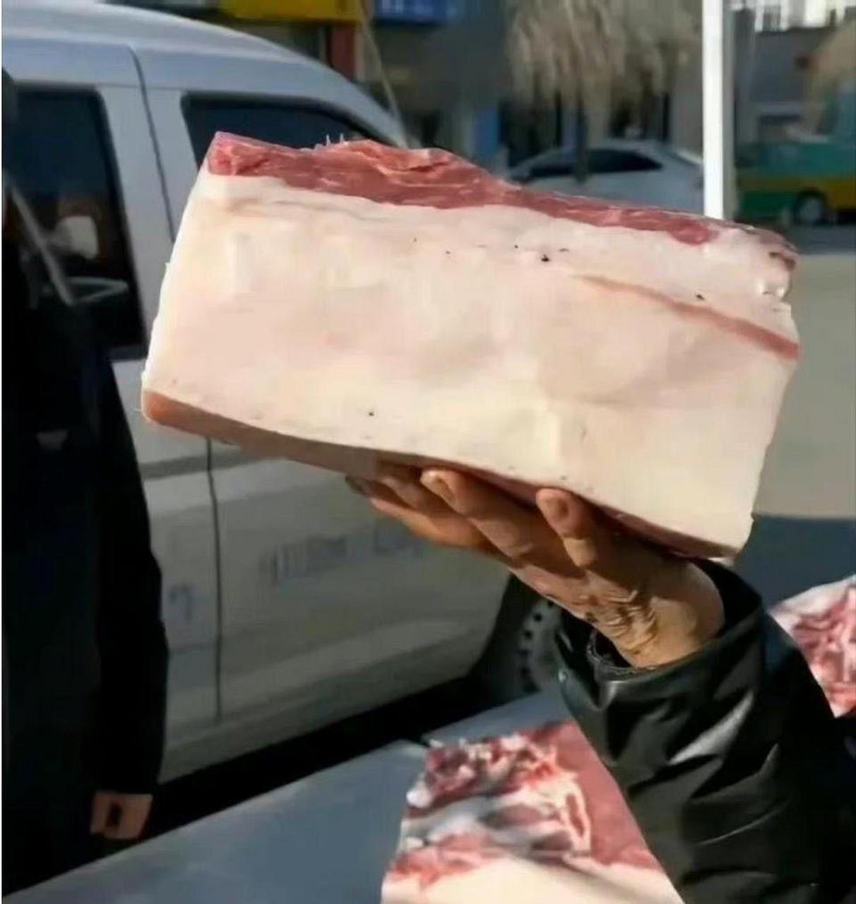 大爷买这么一大块肉他要干啥 #搞笑趣味图