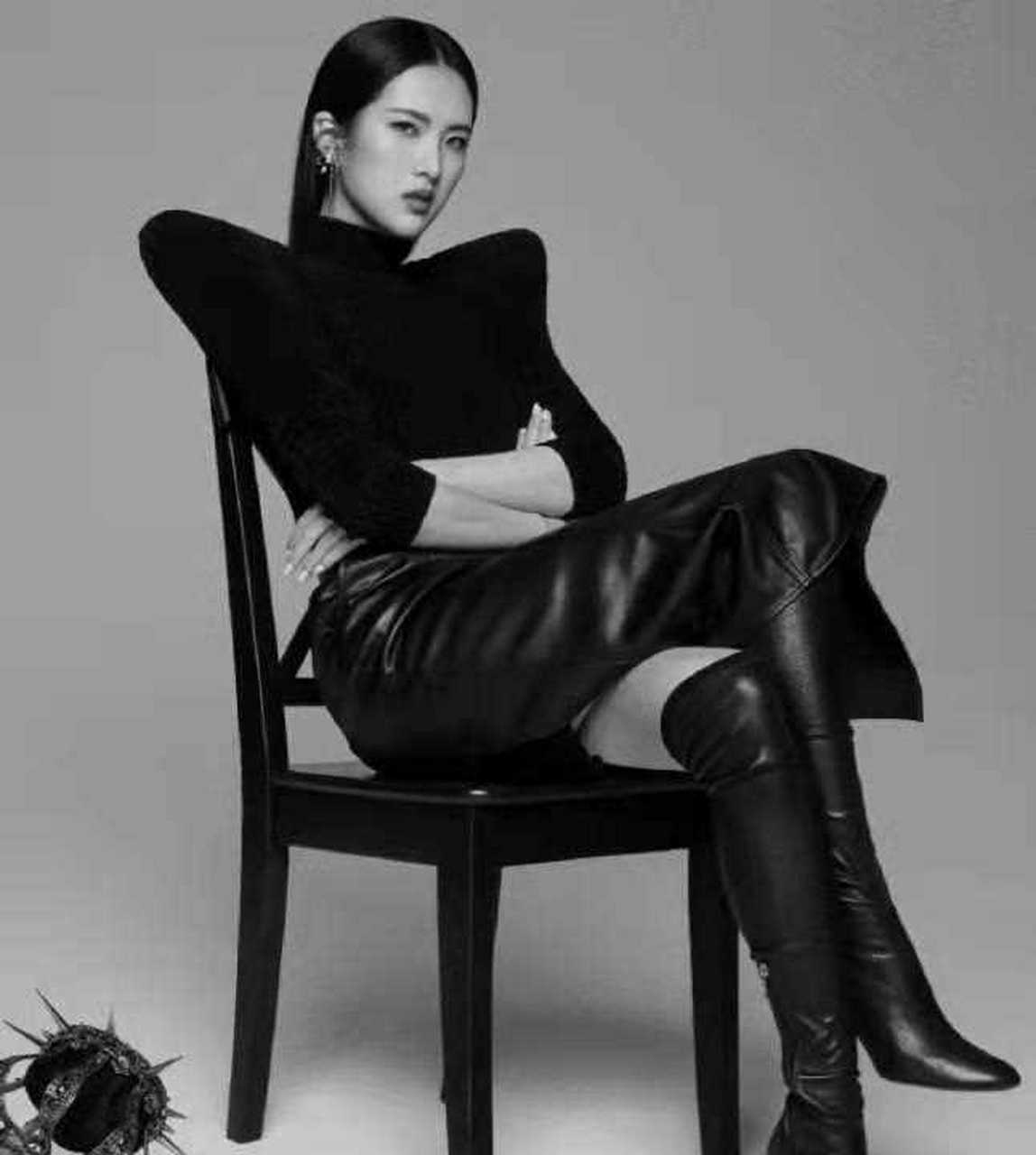 视频中,姚安娜扭腰顶跨大跳热舞,只不过舞蹈动作幅度过大,整个人显得