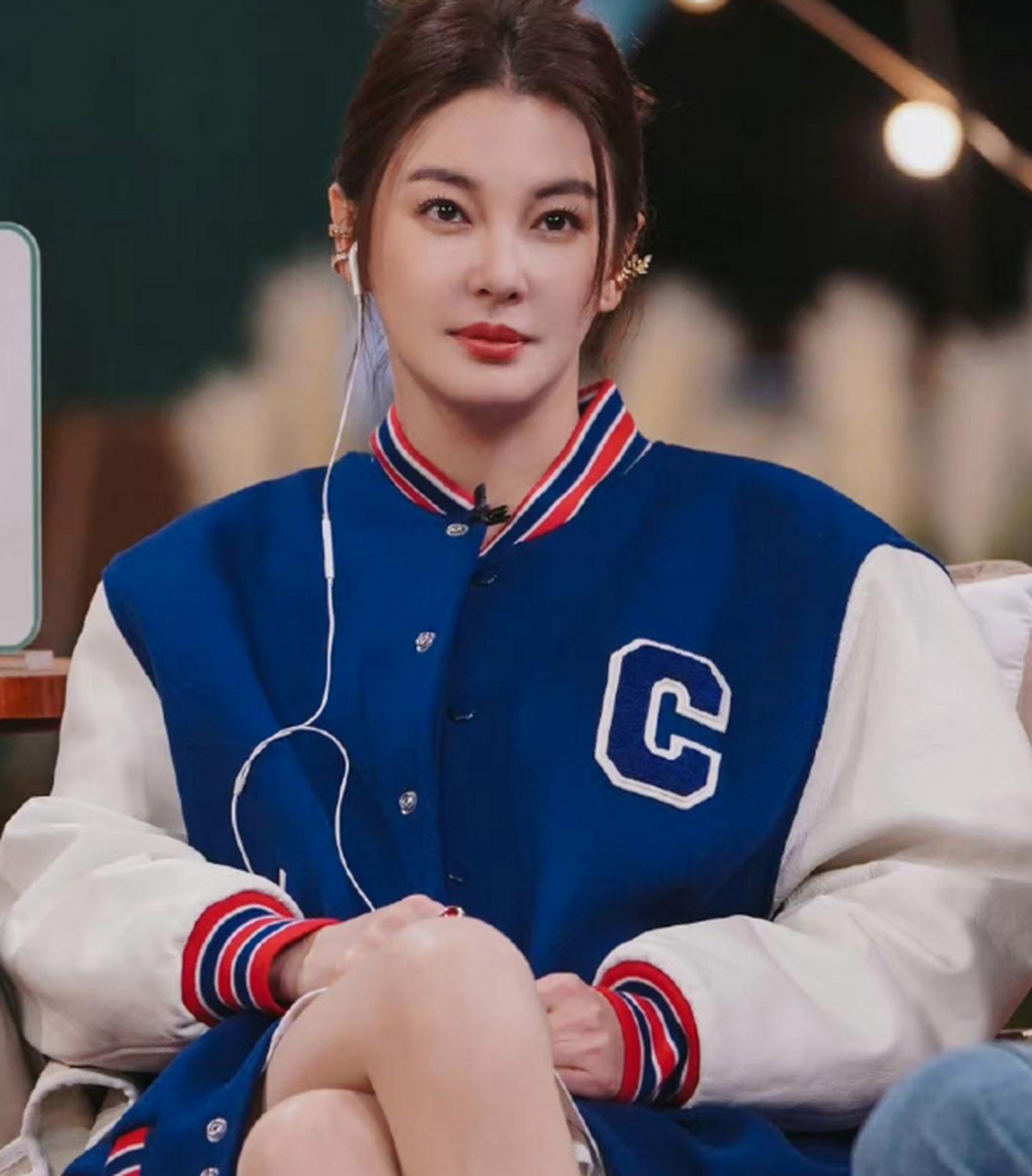 张雨绮录综艺一脸认真,穿着蓝色棒球服外套很减龄,全程保持一个坐姿不