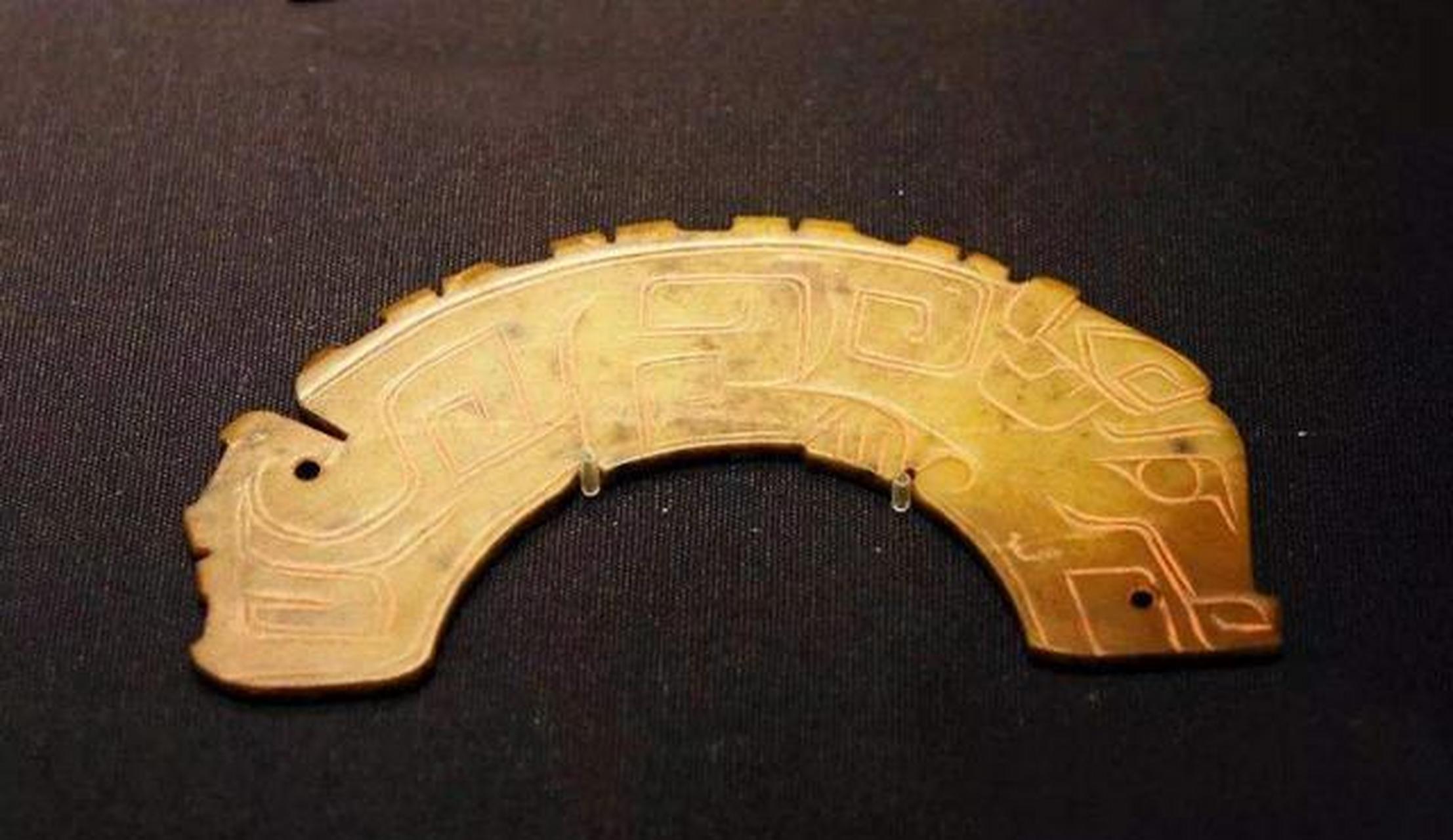 在《周礼》中规定的"六器礼天地四方"的玉器礼中,玉璜的历史最为悠久.