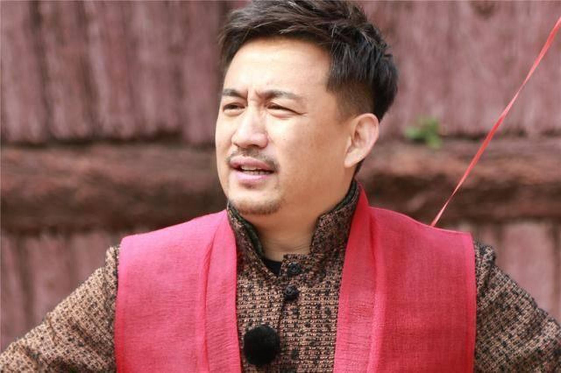 黄磊:有的满意,有的都不敢聊 何炅:那你就聊敢说的吗?哈哈