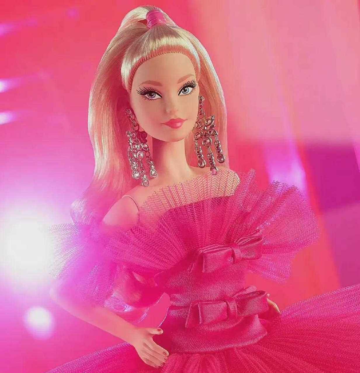 高斯林正在洽谈参演芭比娃娃真人电影《芭比》,饰演芭比男友肯尼