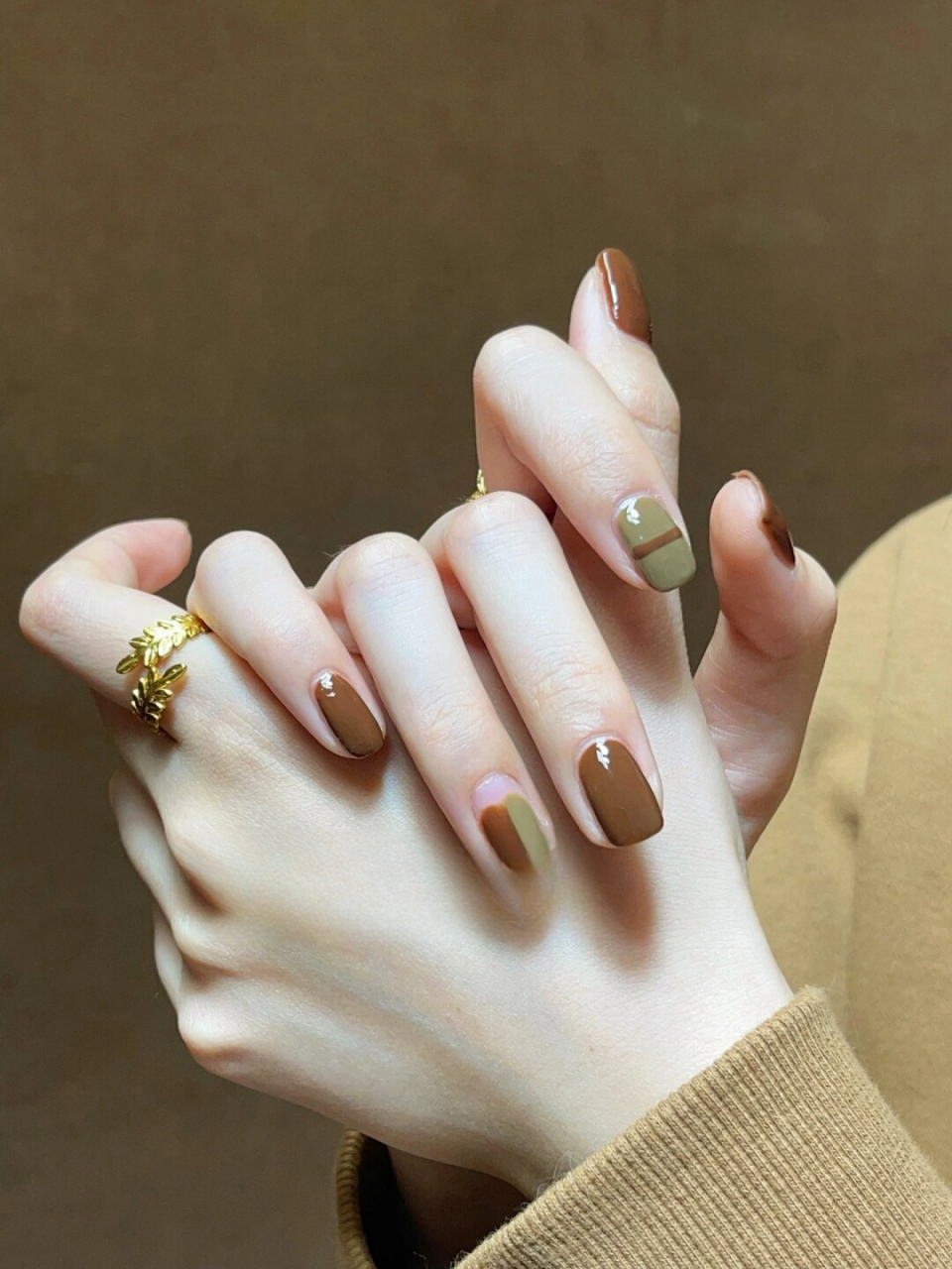 秋冬复古风配色棕色枯野色 线条涂鸦美甲  秋冬季节,为自己选择一款