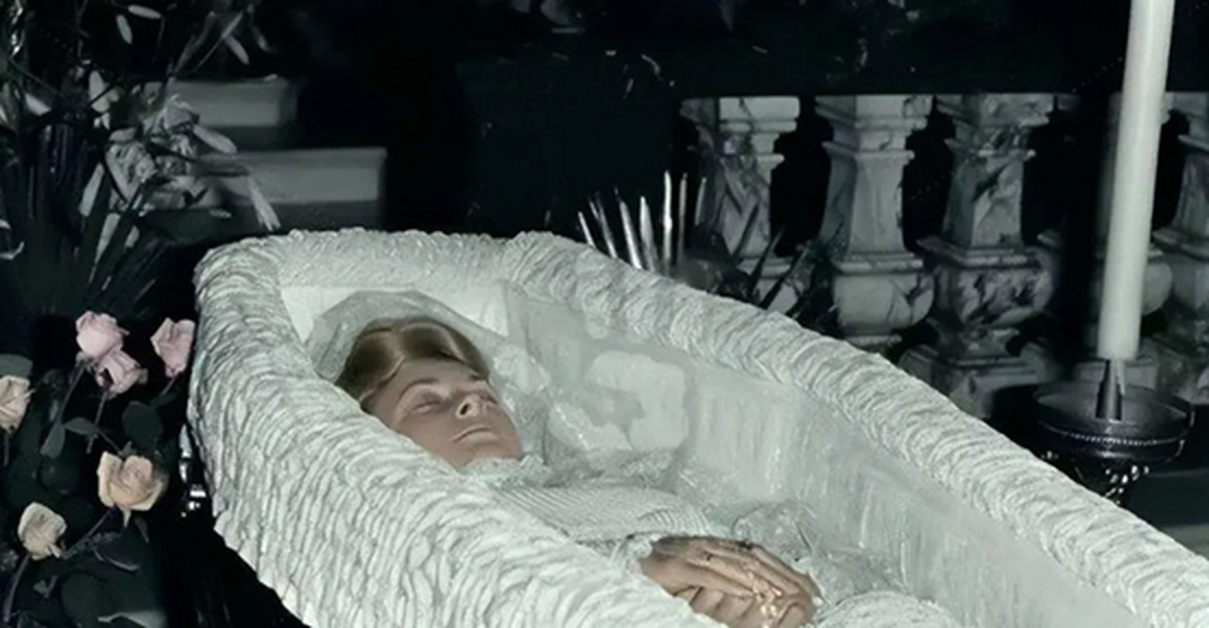 1997年,戴安娜王妃遗像,入殓师用假鼻子来覆盖她面部的残缺