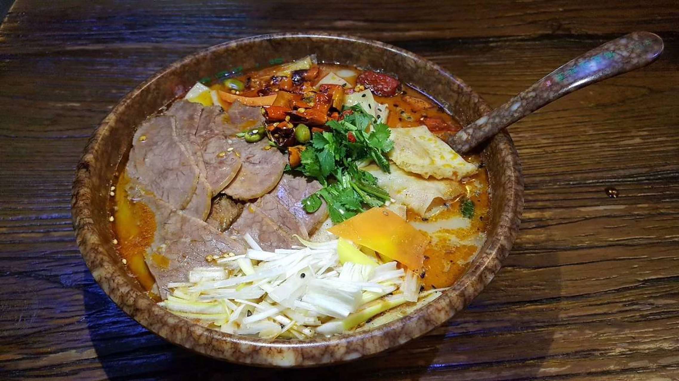 牛肉罩饼原是保定市的地方美食之一,后传入石家庄,并在此安家后呗发扬