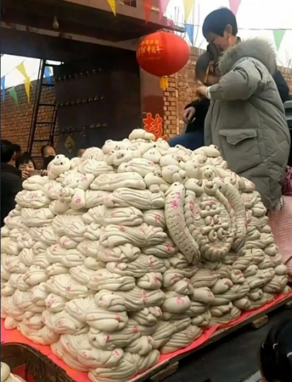 山东某婚礼上的女方嫁妆:一车八百八十斤的馒头