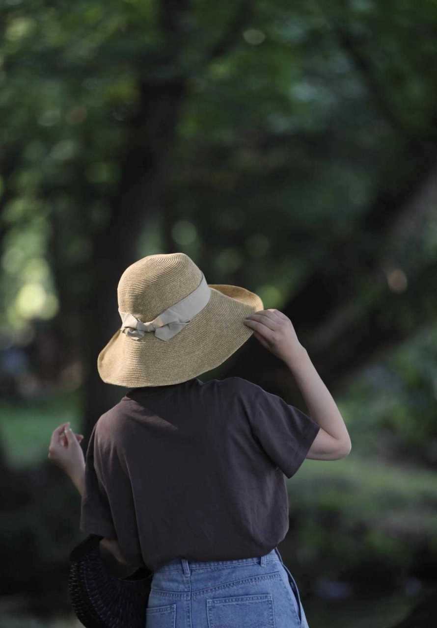 因为一顶草帽,背影都变得好看