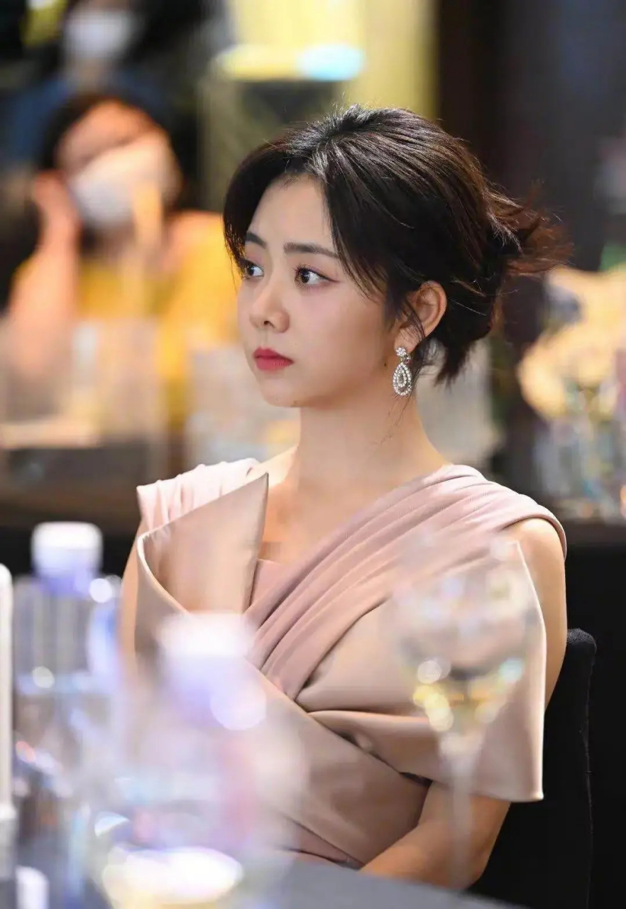 谭松韵无修生图美出圈!这皮肤状态,我真不敢相信她有30多岁