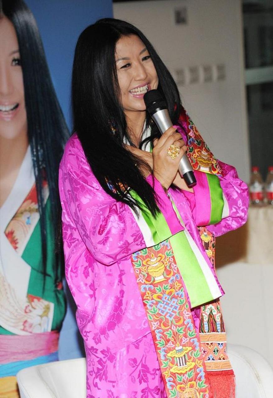 杨二车娜姆真是扎眼存在,裙子穿得花花绿绿,头戴大红花好难理解