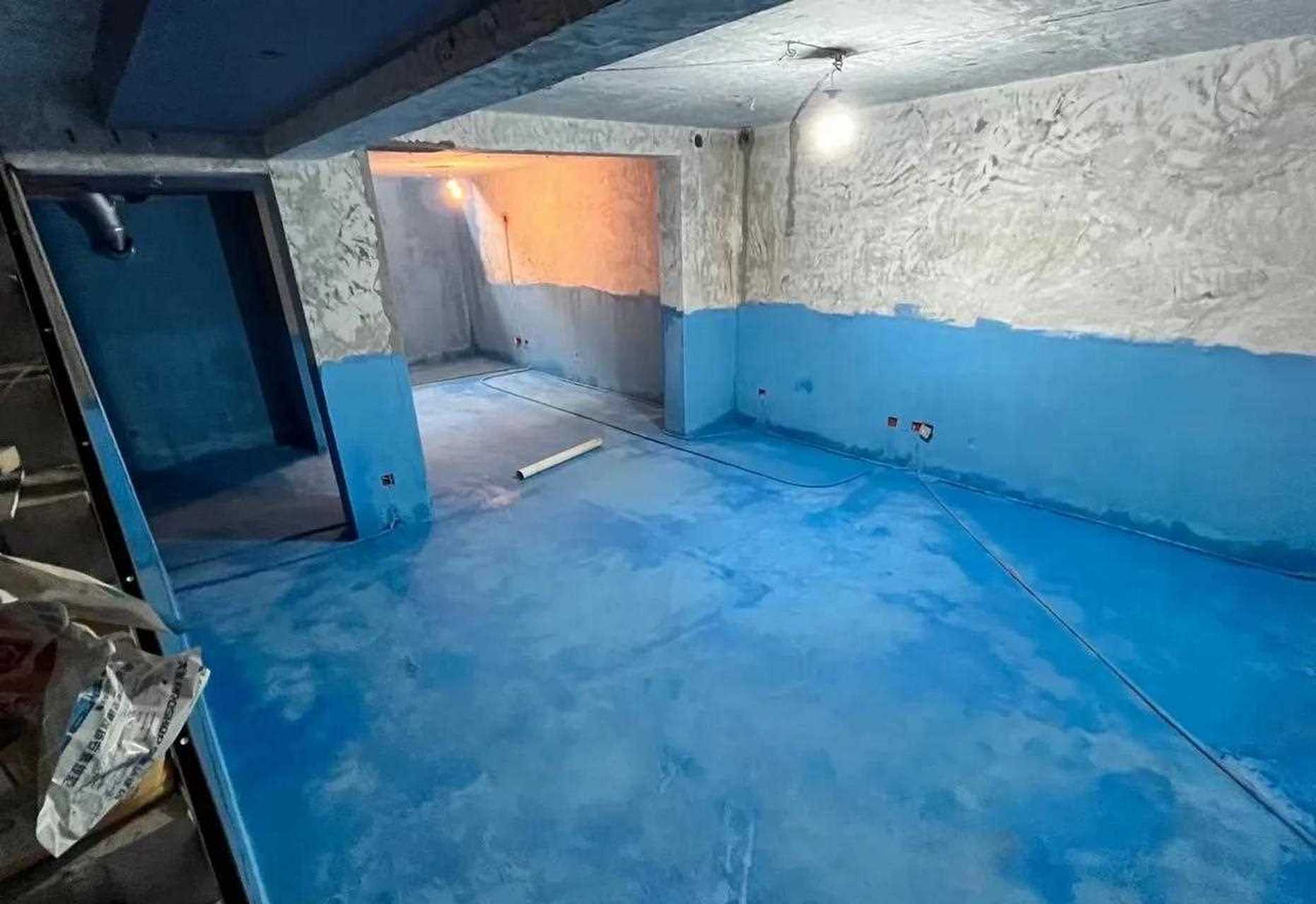 在上海的表妹装修别墅,正在做地下室防水,我看了图片,对表妹说:这样做