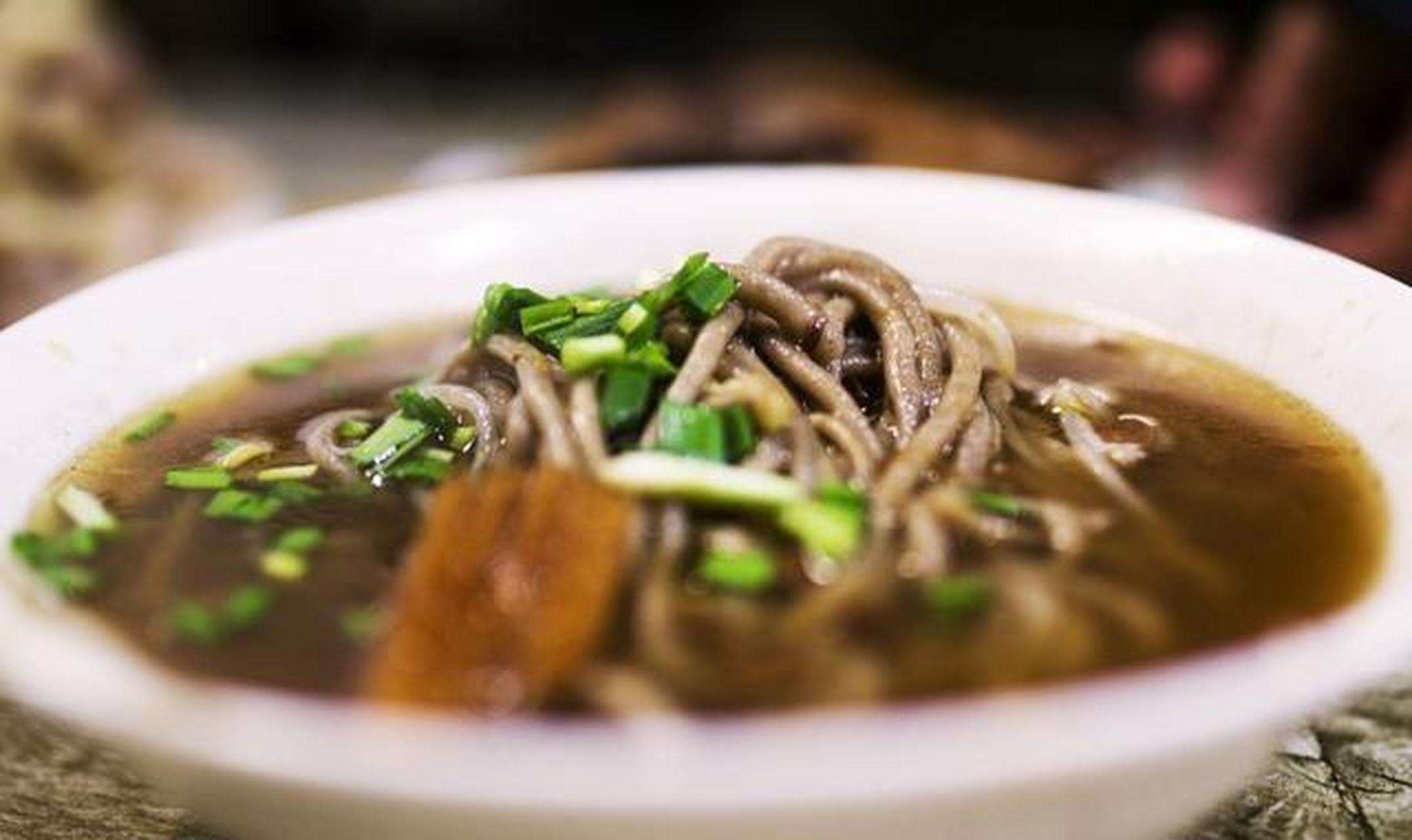 饸饹面是一种传统特色面食,饸饹面以精细荞麦面,小米面,豆面为主,加