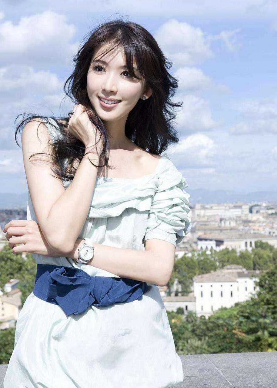 2005年林志玲拍广告不幸坠马.