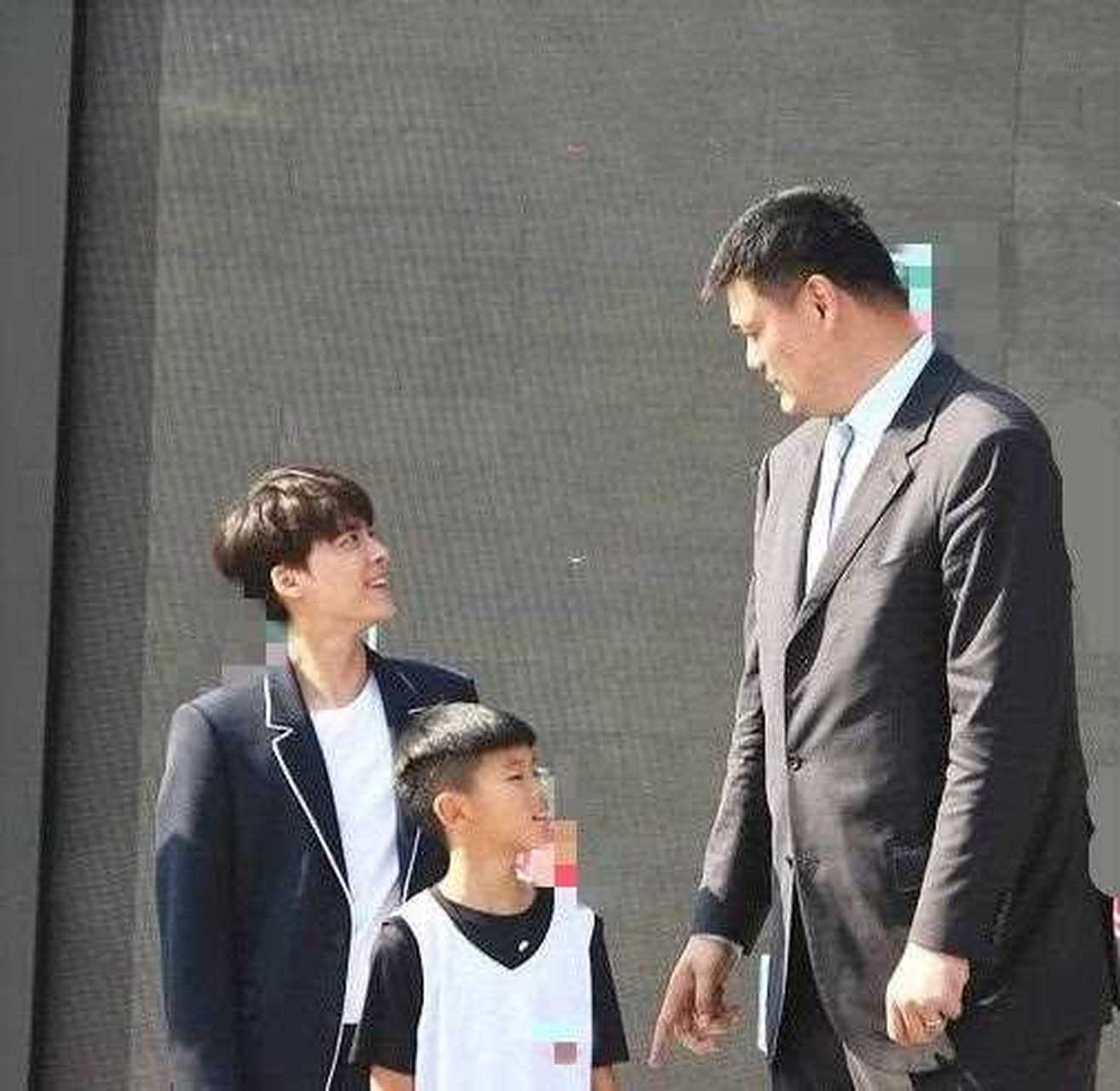 这应该是姚明最想删除一张合照,这样看起来李易峰还是挺高