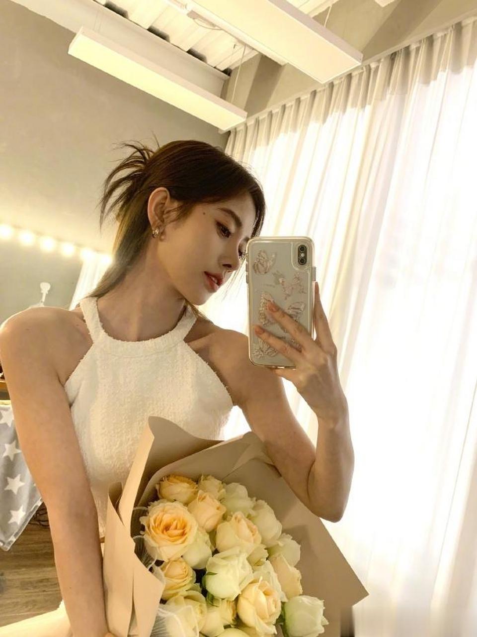 鞠婧祎微博晒出一组日常随拍美照,她穿着黑色抹胸裙,对镜自拍秀香肩