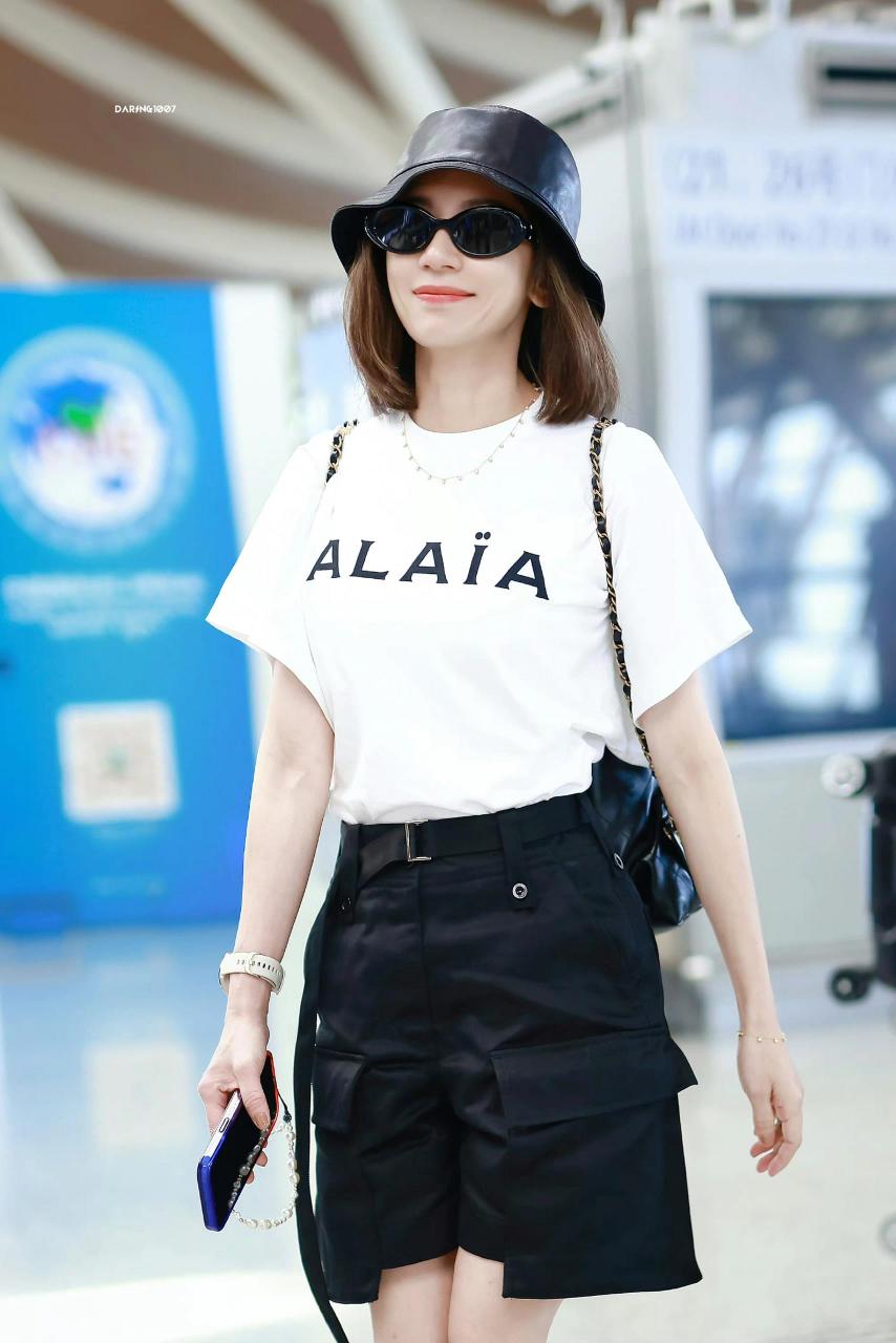 贾静雯机场出行穿搭 白t工装短裤 搭配绿白拼色板鞋少年感十足