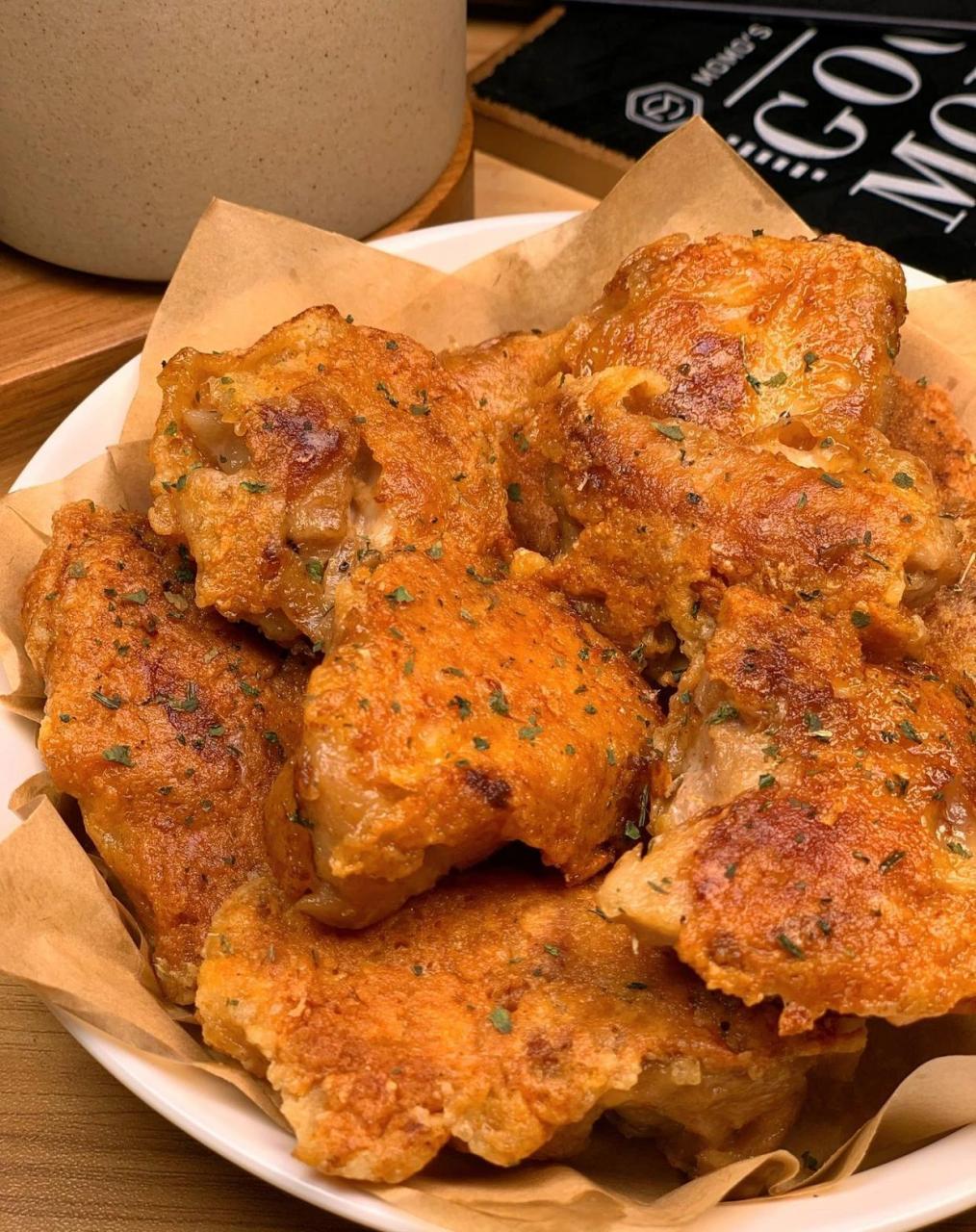 芝士脆皮鸡! 食材: 鸡腿3个 芝士碎欧芹碎 做法: ?