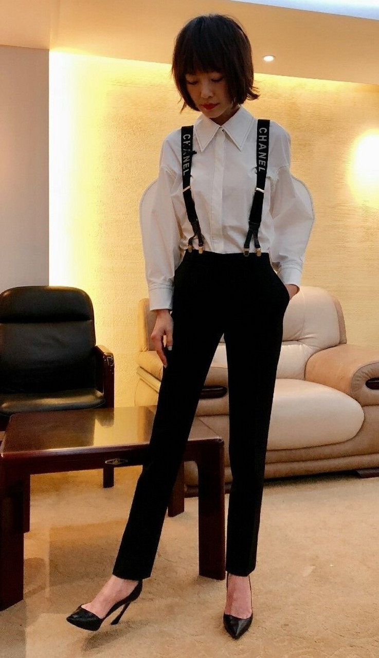 鲁豫 穿背带裤踩尖头细高跟 演讲的魅力