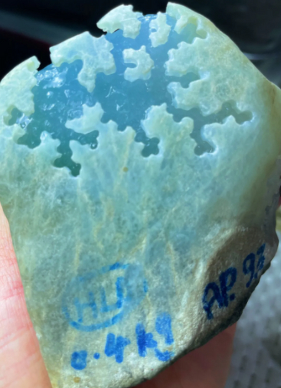 点击头像看直播##翡翠原石# 大马坎天空蓝水石,整个已脱沙的料子