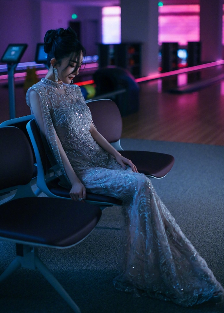 性感妩媚,娇艳撩人的#杨幂# 丰满傲人的事业线,凹凸有致,性感妖娆的