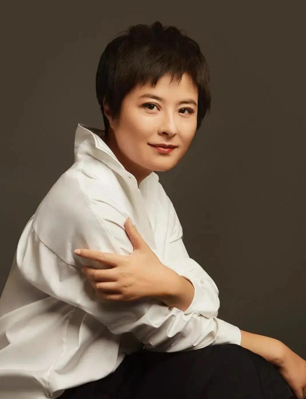 2002年,央视著名主持人张泉灵在阿富汗多日不洗澡,身上散发着一股酸味