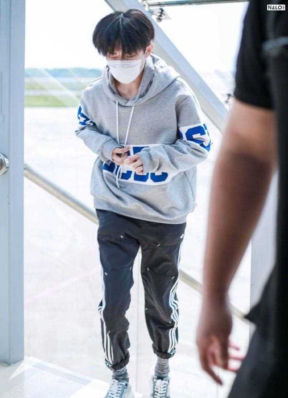易烊千玺最新机场街拍,灰色字母卫衣搭配黑色运动裤舒适帅气 ,满满的