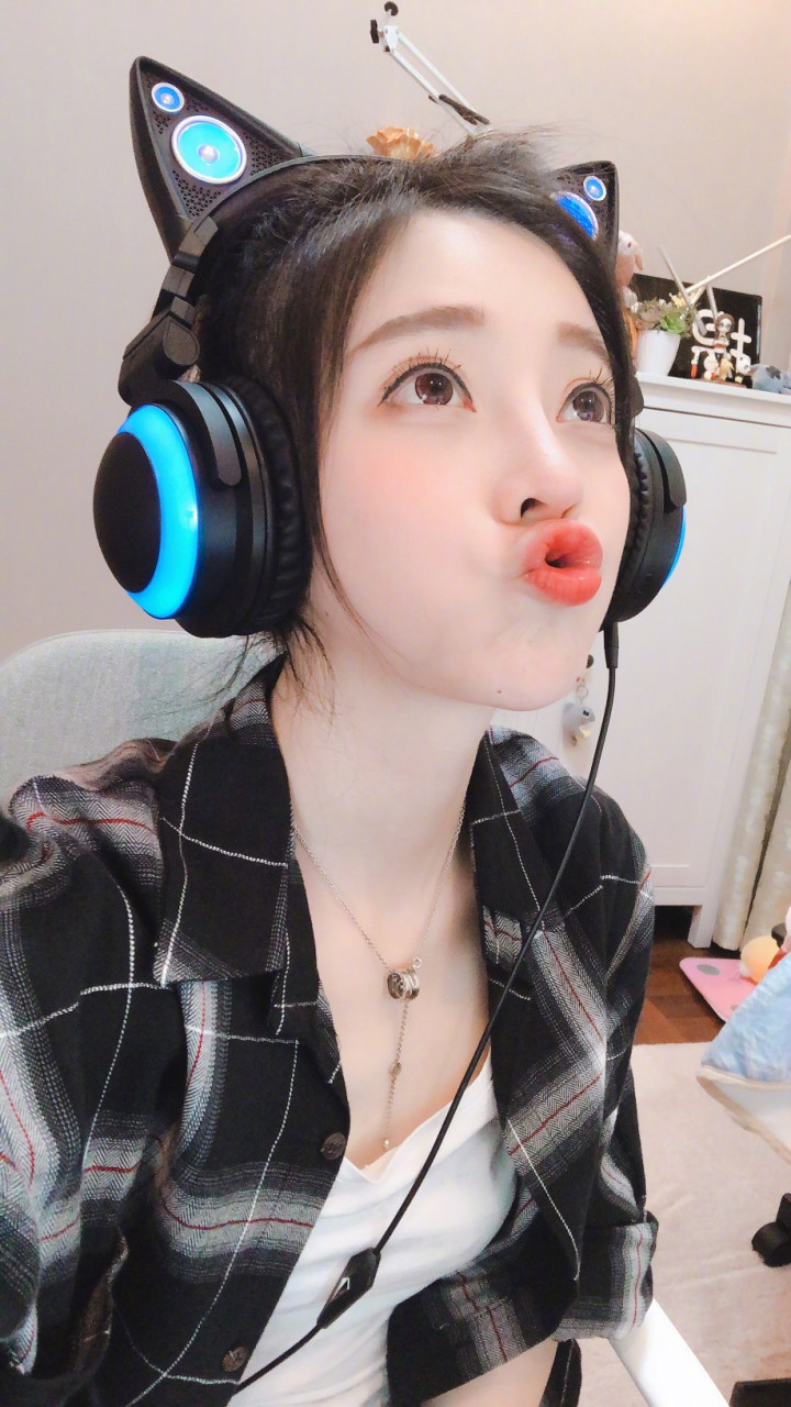 7月24日晚,消失半年之久的美女主播冯提莫,发文承认:自己患上了甲状腺