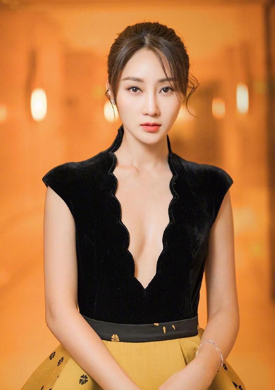 林鹏性感深v礼服活动照