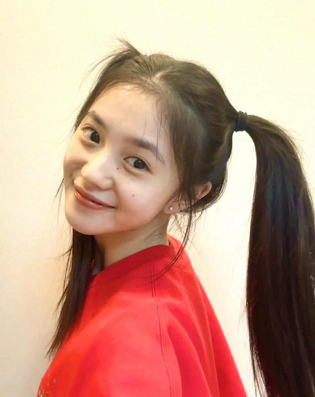 网友:刘浩存双马尾辫随拍,好漂亮啊!