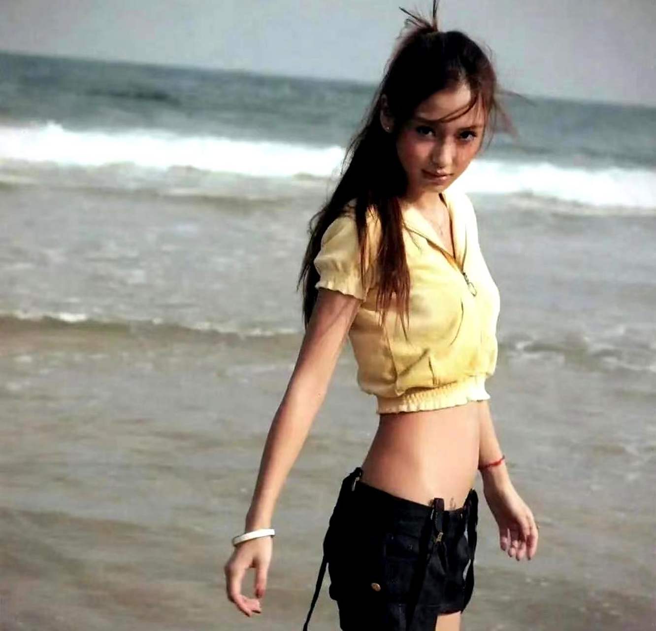 杨颖早期的照片中,她拥有一条修长的腰身和不短的美腿.