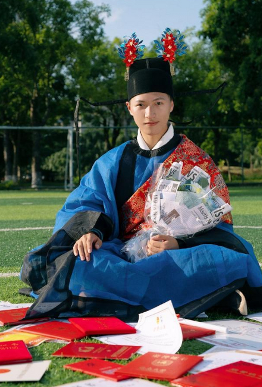 据说从宋朝时期就有着男子簪花的习俗,皇帝还会按照官员的地位大小,为