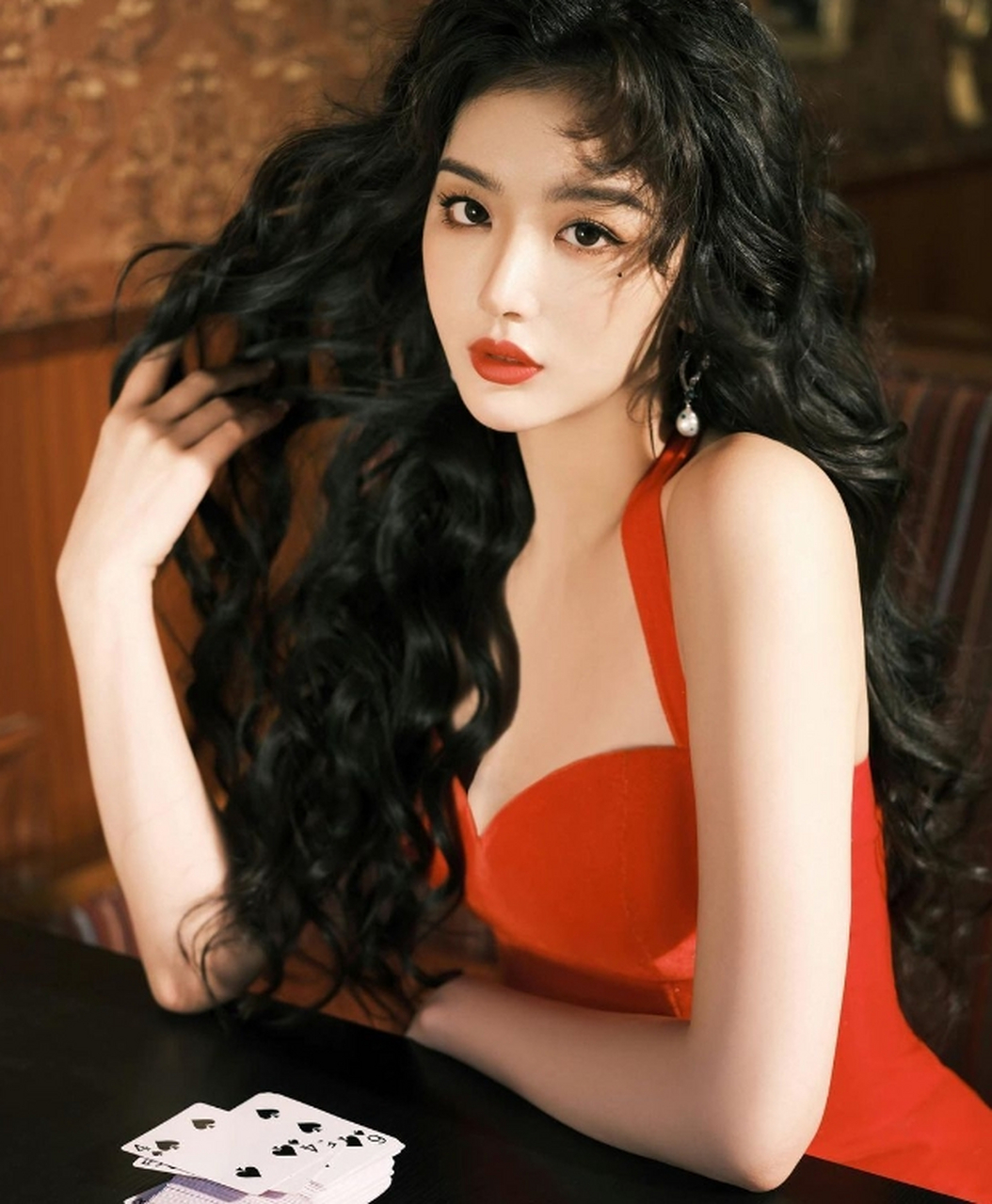 艳丽妖娆,魅惑撩人的#孔雪儿# 容颜秀美,五官精致,烈焰红唇,性感迷人