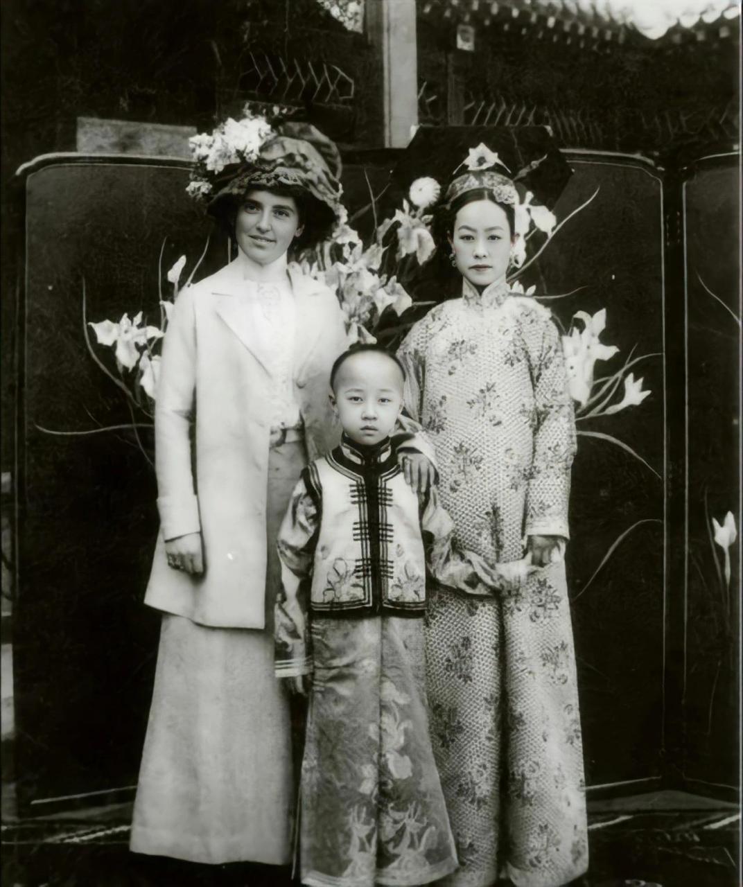 图片为高清修复后的~隆裕皇后的姐姐叶赫那拉·静荣与外国公使夫人的