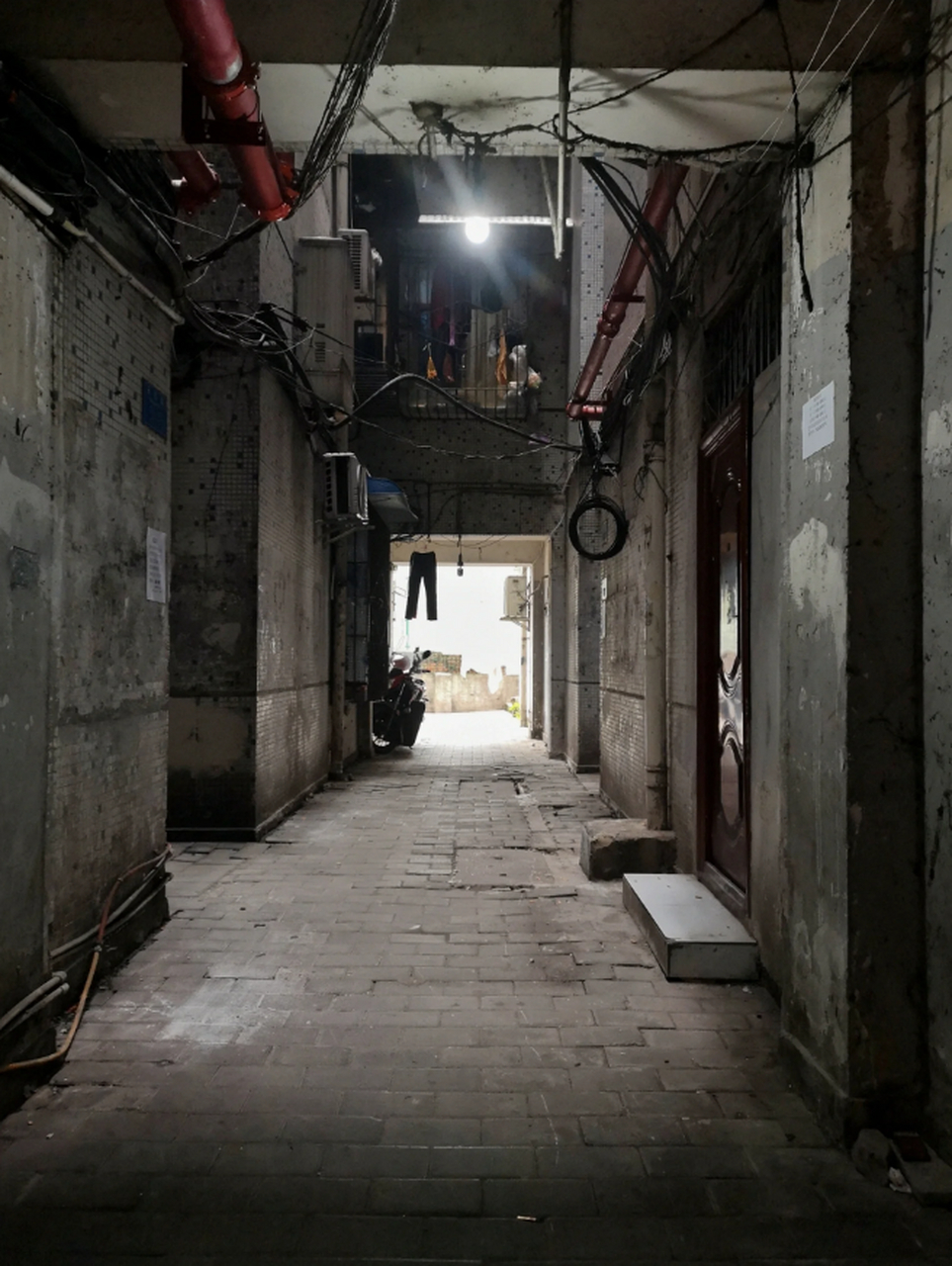 从重庆沙坪坝闹市区小龙坎正街,转过一条小路,就突然看到与周围高楼