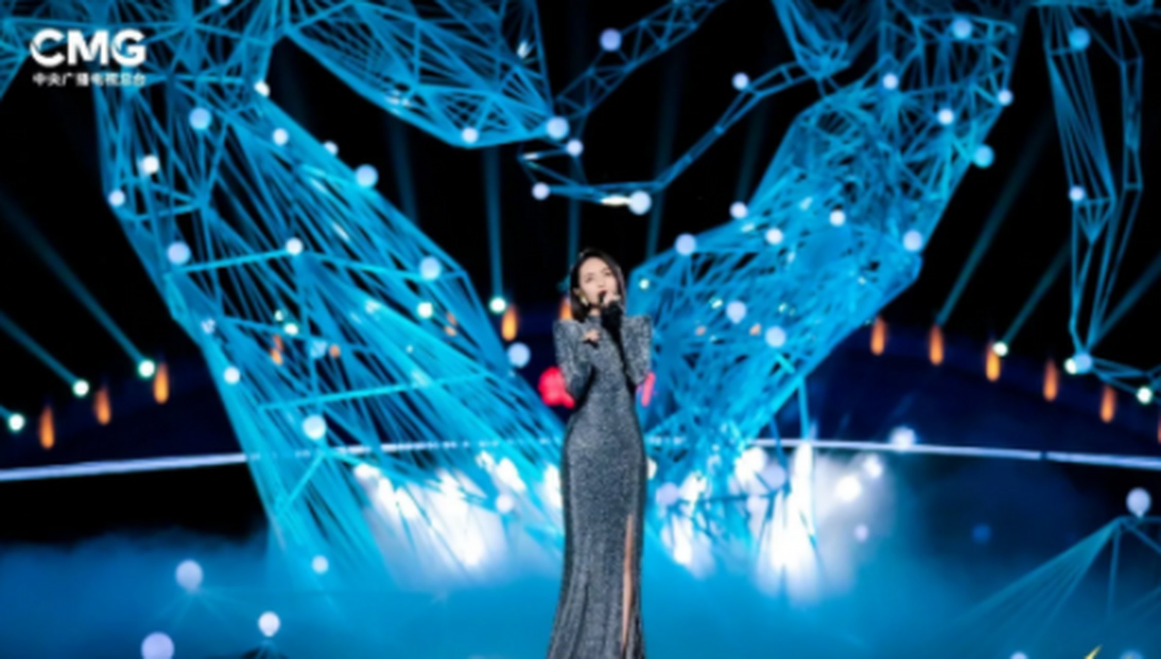 刘惜君,央视七夕晚会演唱《仰世而来》, 唱出了女性温柔又坚定的力量