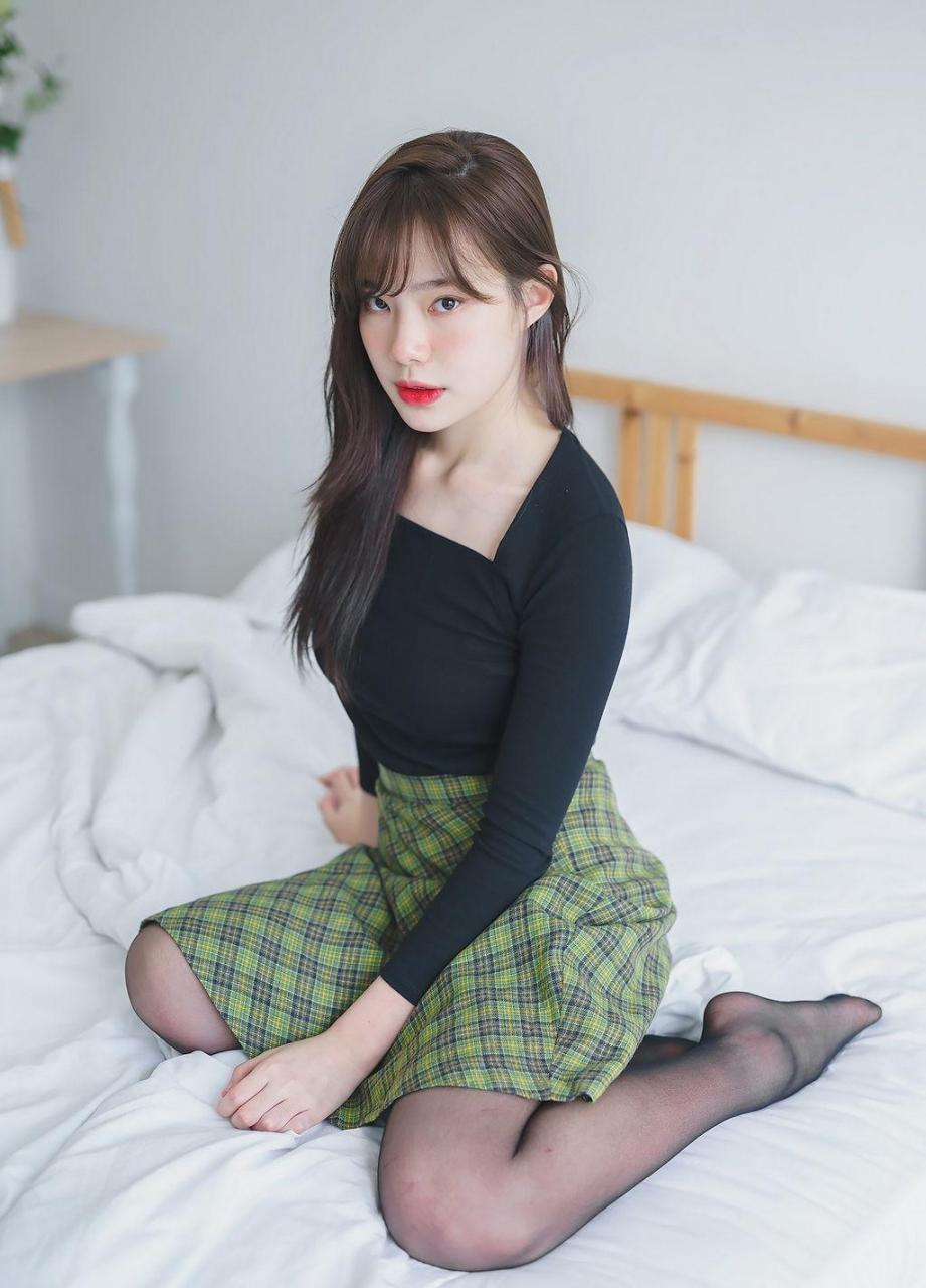 黑配绿的穿搭,让皮肤白皙的模特,看上去格外有女人味