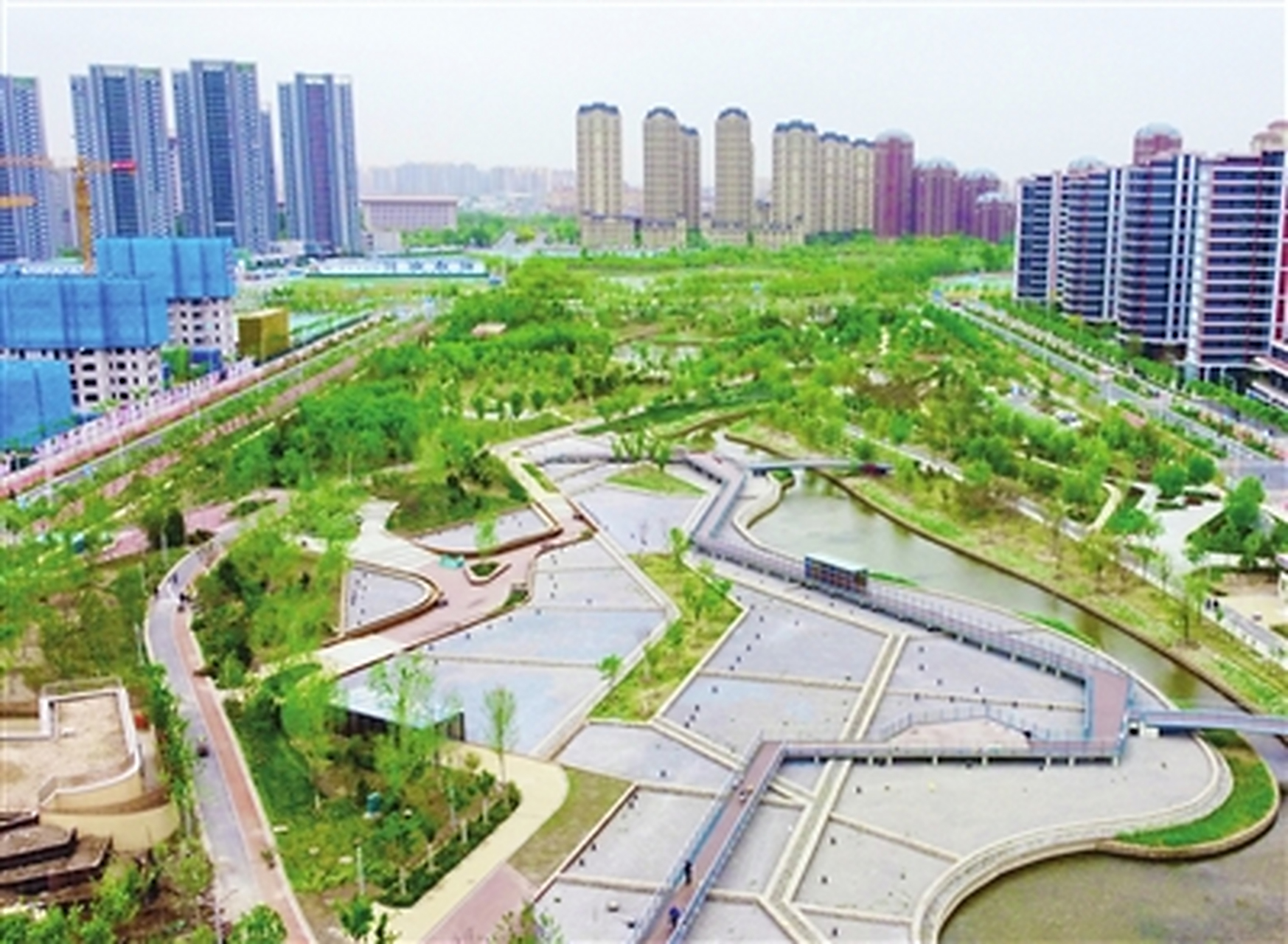 我市今年重点打造的"一环十一园"之一的新梅江公园,又名中央绿轴