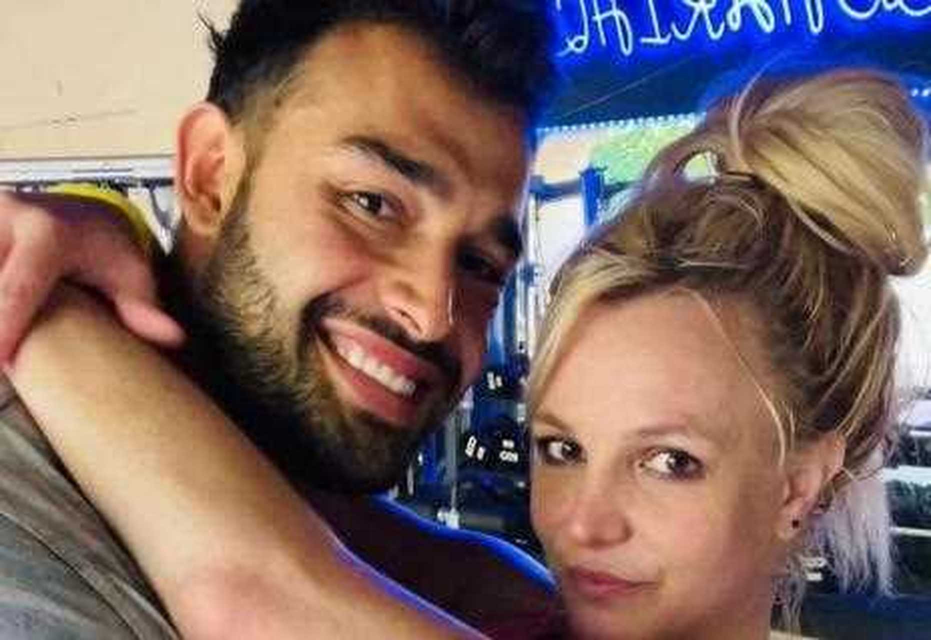 从曝光的画面我们可以看出布兰妮的老公非常健美,不输一些小小鲜肉